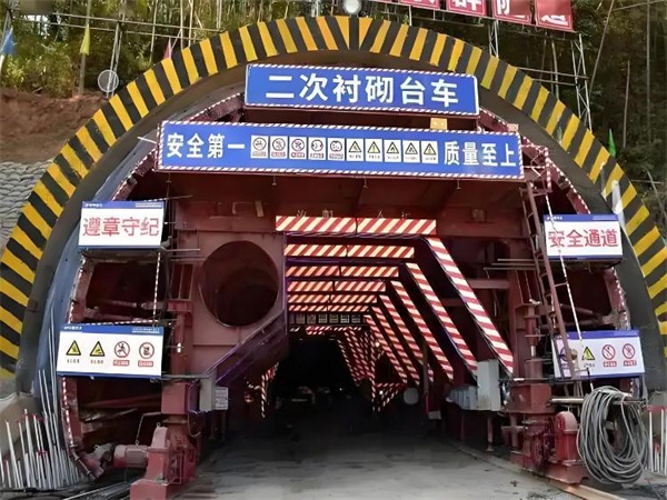 二衬台车